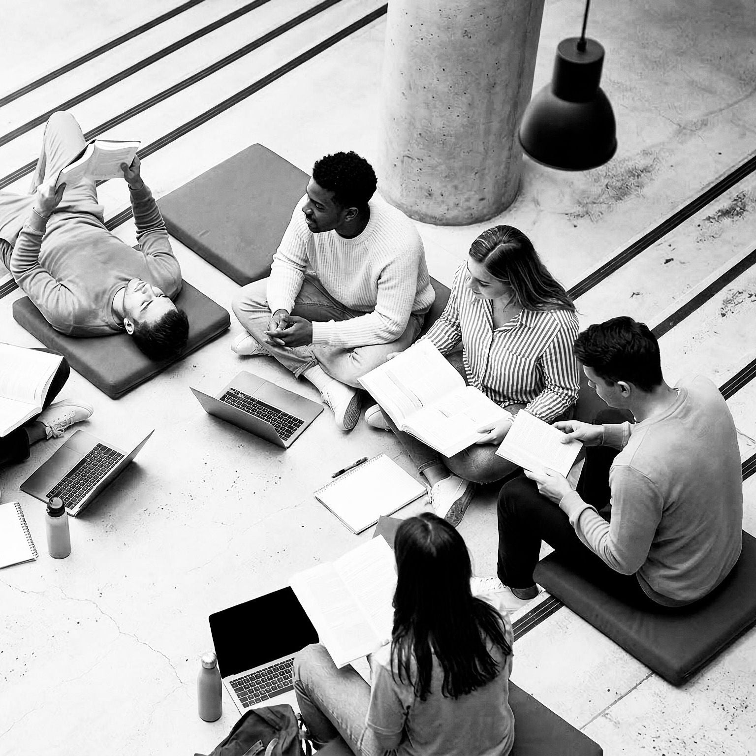 Groep professionals die samenwerken in een informele setting, kennis en inzichten delen om digitaal leren en digitale transformatie te ondersteunen, en digitale diensten en technologieën inzetten in sectoren zoals de publieke sector, het onderwijs en de financiële dienstverlening.